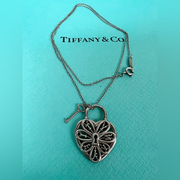 🔴Authentic TIFFANY & CO Retired Vintage Filigree heart & Key Pendent Necklace🔴 - Picture 4 of 11